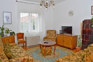 - un salon avec des canapés, une table et une télévision dans l'établissement Braavos, à Šibenik