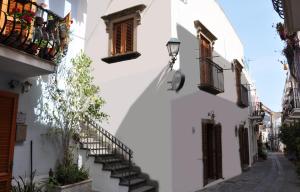 a street in a town with stairs and windows at Case Vacanze S. Anna in Lipari