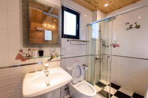 un bagno con wc, lavandino e doccia di Tiamo B&B a Magong