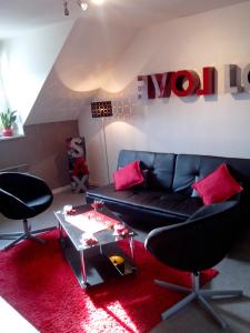 勒芒的住宿－Appartement Duplex - Centre-Ville du Mans，客厅配有沙发、两把椅子和一张桌子