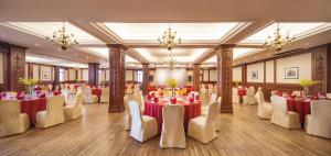 sala bankietowa ze stołami, krzesłami i żyrandolami w obiekcie Jin Jiang Pacific Hotel w Szanghaju