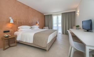 Postel nebo postele na pokoji v ubytování Bitzaro Grande Hotel & Suites