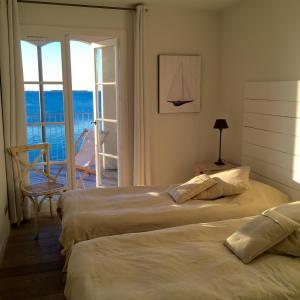 マルセイヤンにあるPort rive gauche Gabianの海の景色を望む客室で、ベッド2台が備わります。