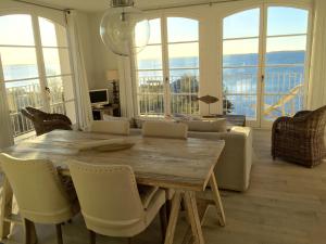 a living room with a wooden table and chairs at Port rive gauche Gabian in Marseillan