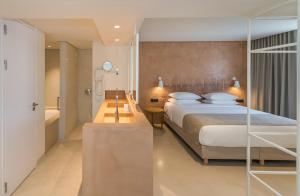 Postel nebo postele na pokoji v ubytování Bitzaro Grande Hotel & Suites