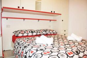 ヴェネツィアにあるApartment 3028のベッドルーム1室(ベッド1台、白黒の毛布付)