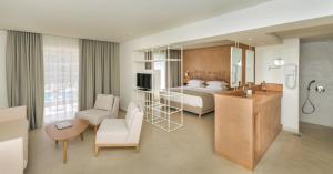 Postel nebo postele na pokoji v ubytování Bitzaro Grande Hotel & Suites