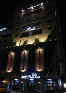 un edificio con un cartel en el costado en Praha Boutique Hotel en Changwon