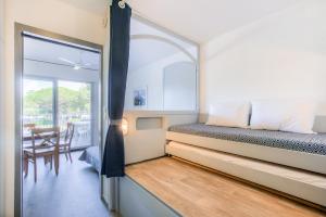 イエールにあるResidence Hyeres Parc - maeva Homeの小さなベッドルーム(ベッド1台、テーブル付)