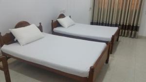 Letto o letti in una camera di Sunhill Lake Tourist Rest