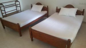 Letto o letti in una camera di Sunhill Lake Tourist Rest
