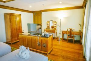 TV a/nebo společenská místnost v ubytování RK Riverside Resort & Spa (Reon Kruewal)