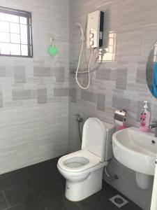 une salle de bains avec toilettes et lavabo dans l'établissement Lot 1281, Villa D'Amour, à Malacca