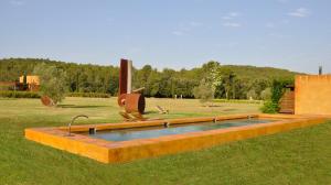 a fountain in the middle of a field with a sink at Hotel Fundació L'Olivar in Ventalló