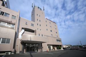 伊势崎市伊势崎收获经济型酒店的一座顶上有钟的高楼