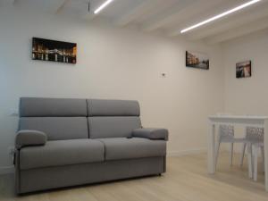 a living room with a couch and a table at Appartamento San Tomà in Venice