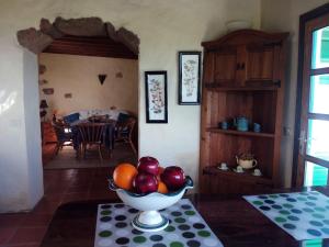 un bol de fruta en una mesa en una habitación en Villa El Perinqué, en Femés