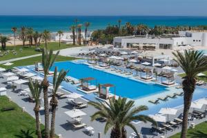 een luchtzicht op een resort met een zwembad en palmbomen bij Tour Khalef in Sousse