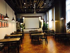 Nostalgia Hotel Zhangjiakou- Near The Grass Skyline, Dajingmen, 20 minutes away from Zhangjiakou High-speed Railway Station, Free ice cream, mineral water, coffee, snacks and laundry service, English communication well餐厅或其他用餐的地方