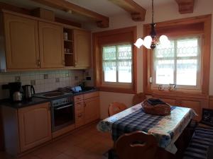 Kuchyň nebo kuchyňský kout v ubytování Ferienwohnung Zum Heuschober