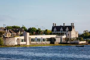 uma casa na costa de um corpo de água em Ice House Hotel em Ballina