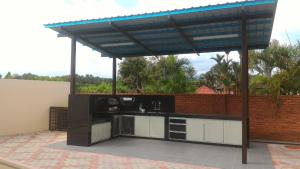 une cuisine sous une pergola sur un patio dans l'établissement Lot 1281, Villa D'Amour, à Malacca