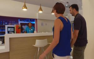 un homme et une femme debout au comptoir d'un magasin dans l'établissement VVF Montagnac Hérault, à Montagnac