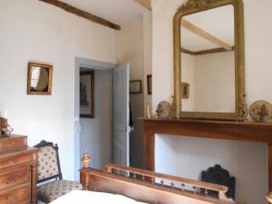 サン・タントナンにある7 Rue Droiteのベッドルーム1室(壁に鏡、ベッド1台付)