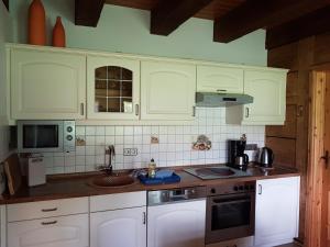 Kuchyň nebo kuchyňský kout v ubytování Ferienwohnung Zum Heuschober