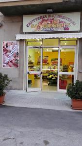 una tienda de sándwiches con un cartel en la parte delantera en Appartement San Giuseppe, en Sommatino