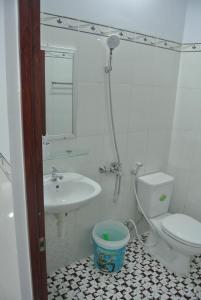 Vonios kambarys apgyvendinimo įstaigoje Nhà Nghỉ HOA LÝ