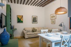 sala de estar con mesa blanca y sofá en Apartamento La Buena Guarda, en Madrid
