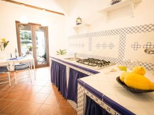 a kitchen with a counter with a bowl of bananas on it at Appartamento gli archi a 100 metri dalla spiaggia in Castellammare del Golfo