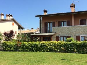 ein großes Haus mit einem Hof und einem Gebäude in der Unterkunft B&B Dosso Quarel in Costermano sul Garda