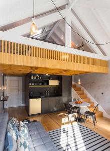 Gallery image of Gold & Grey Loft Almada in Porto