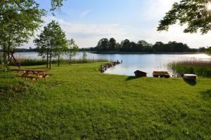 een park met een picknicktafel en een meer bij Domek nad jeziorem Gaładuś in Sejny