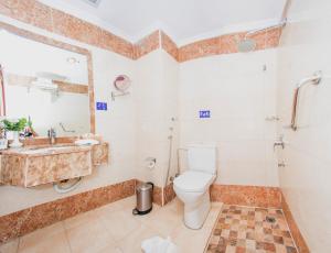 un bagno con un water e un lavandino di Amjad Al Deafah Hotel a La Mecca