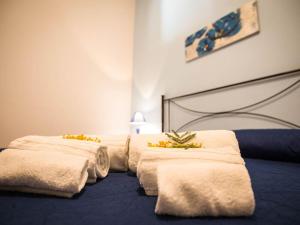 a bedroom with two beds with towels on them at Appartamento gli archi a 100 metri dalla spiaggia in Castellammare del Golfo