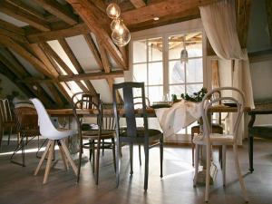 comedor con sillas, mesa y ventana en Loft 1728, en Lindau