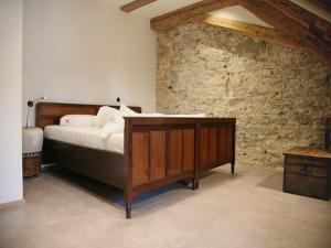 Un dormitorio con una cama y una pared de piedra. en Loft 1728, en Lindau