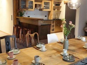 Una mesa de madera con platos y tazas encima. en Loft 1728, en Lindau