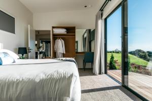 Postel nebo postele na pokoji v ubytování Villas Waiheke