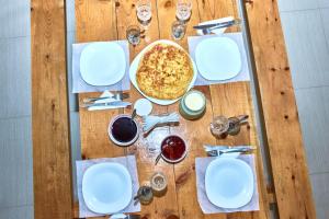 une table en bois avec une table et une pizza dans l'établissement Guest House Tirebi, à Nak'alak'evi