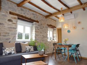 a living room with a couch and a table at Apartamento Las Medulas in Covas