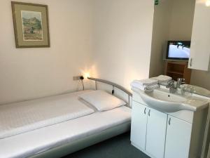 Postel nebo postele na pokoji v ubytování Hotel Goldene Krone Innsbruck