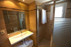 łazienka z umywalką i prysznicem w obiekcie Les Dunes Suites w mieście Benidorm