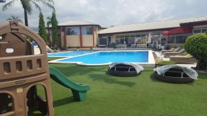 Bazén v ubytování Fini Hotel Bobende nebo v jeho okolí