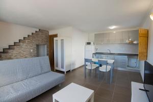 CavaleiroにあるCavaleiro Rota Costa Alentejanaのリビングルーム(ソファ、テーブル付)、キッチンが備わります。