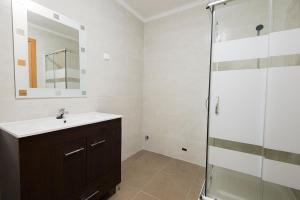 W łazience znajduje się umywalka i prysznic. w obiekcie Cavaleiro Rota Costa Alentejana w mieście Cavaleiro
