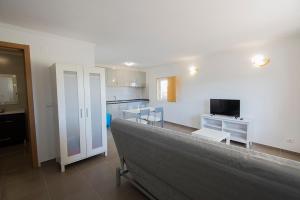 a living room with a kitchen with a counter top at Cavaleiro Rota Costa Alentejana in Cavaleiro